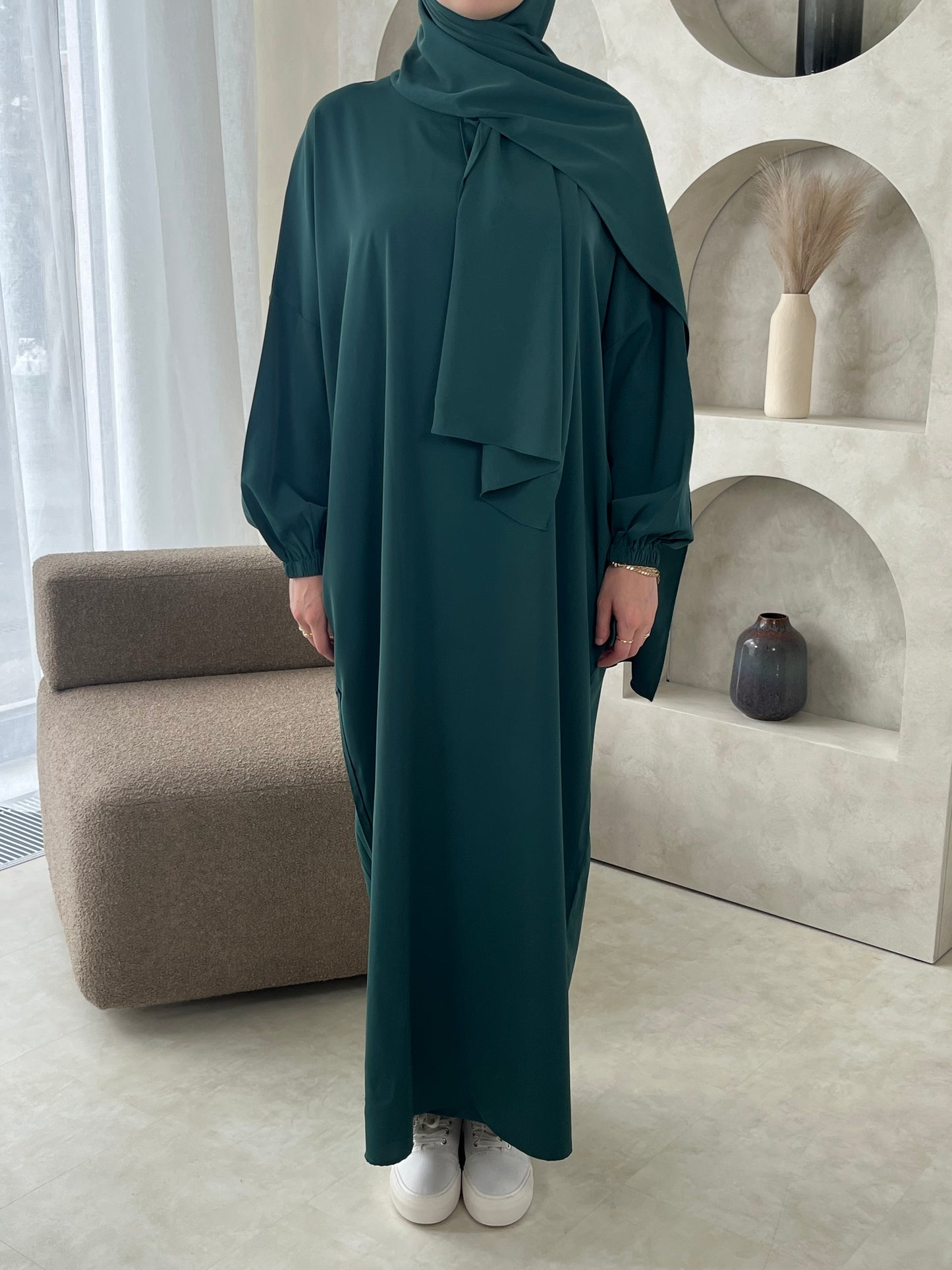 ABAYA MIT INTEGRIERTEM HIJAB