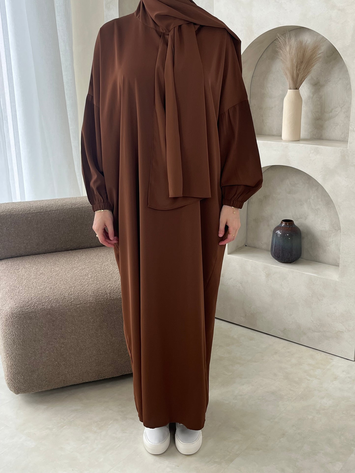 ABAYA MIT INTEGRIERTEM HIJAB